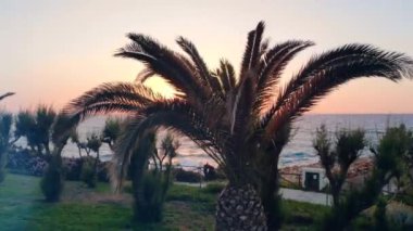 Bir tesiste deniz üzerinde günbatımı.