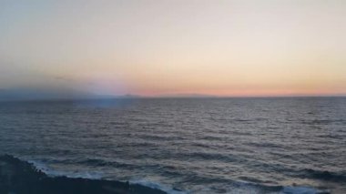 Gece batımı arka planda mavi deniz.