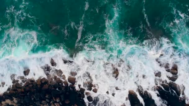 Mořské bití proti pobřeží s bílou pěnou. — Stock video