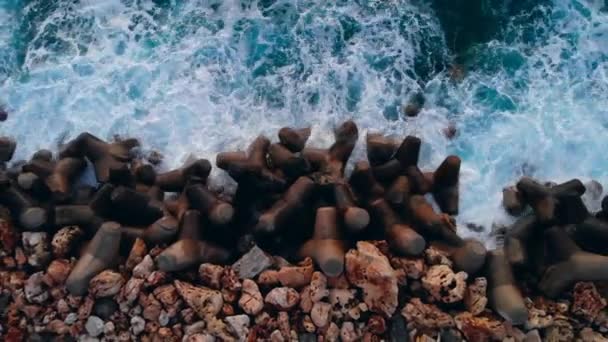 Las olas salpicando sobre las rocas en la costa . — Vídeos de Stock