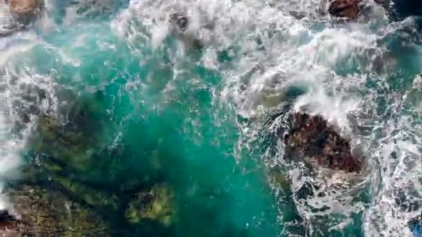 Grote golven verslaan tegen rotsachtige kustlijn. — Stockvideo