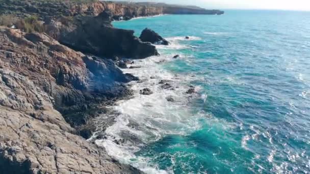 Sea splashing on cliffs on coast at a resort. — Stock Video