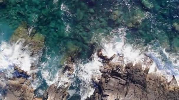 Olas salpicando en la costa cerca de acantilados . — Vídeo de stock