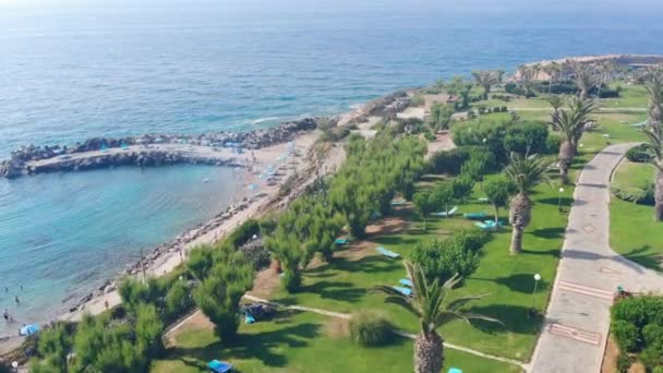 Gran resort con una playa cerca del mar azul . — Vídeo de stock