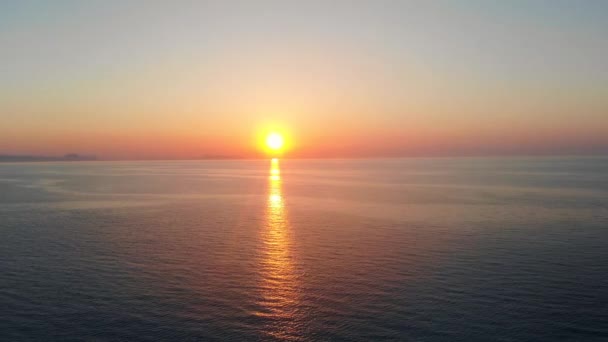 Помаранчевий захід сонця над синім морем . — стокове відео