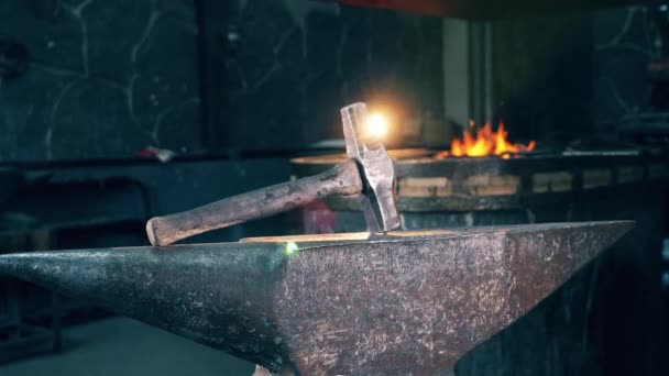 Marteau métallique sur enclume sur fond de feu à une forge .