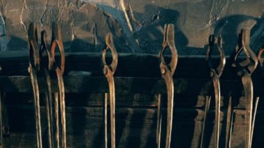 Birçok Smithing maşa bir raf üzerinde bir Forge yerleştirilen.