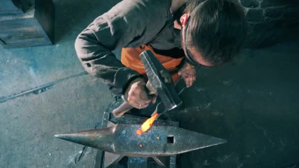 Fabbro modellare un coltello su incudine, colpendolo con un martello . — Video Stock