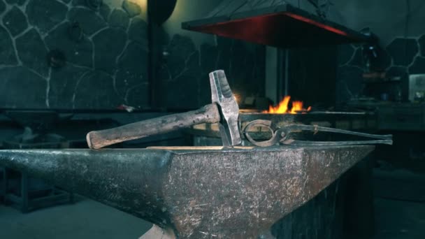 Marteau et pinces couchés sur l'enclume à une forge .