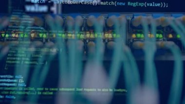 Ekranda bir kod ile çalışan bilgisayar.