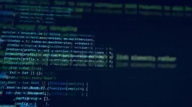 Monitörde kod bulunan çalışan bir bilgisayar.