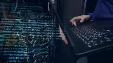 Bir kişi bir dizüstü bilgisayar ile çalışır, kod programlama.