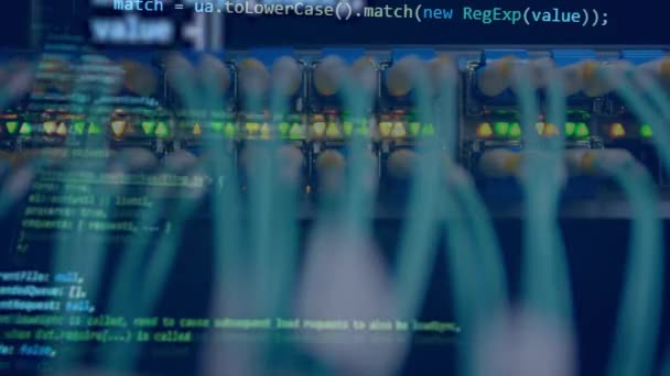 Arbeitscomputer mit einem Code auf einem Bildschirm. — Stockvideo