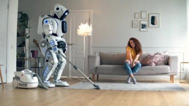 Bir Droid vakum temizler iken kız dans.