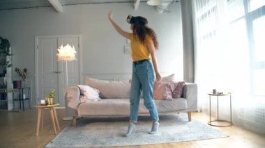 Bir kişi, bir odada duran VR gözlük giyer. Robot, cyborg ve insan konsepti.