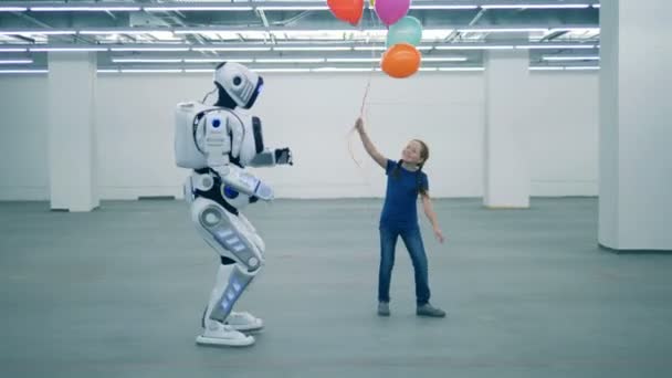 Basisschool onderwijsconcept. Meisje en robot wandelen in aroom, zijaanzicht. — Stockvideo