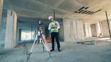 Builder bir inşaat yerinde özel ekipman kullanır, yakın yukarı.