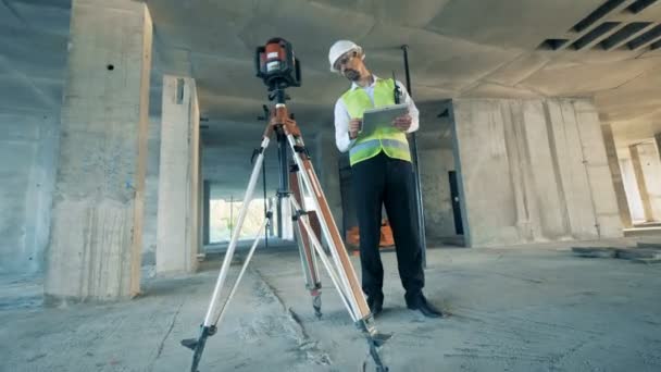 Ingeniero, constructor que trabaja en un sitio de construcción, de cerca . — Vídeo de stock