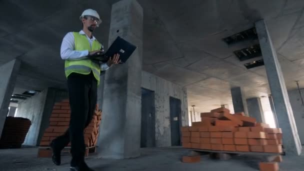 Architect Working constructor met een laptop, Bottom View. — Stockvideo