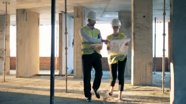Costruttori professionisti discutono piano di costruzione. Steadicam shot . — Video Stock