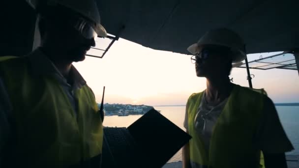 Silhouette dei costruttori che lavorano in un cantiere . — Video Stock