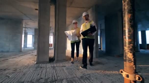 Arquitetos caminhando dentro de um edifício, de perto . — Vídeo de Stock