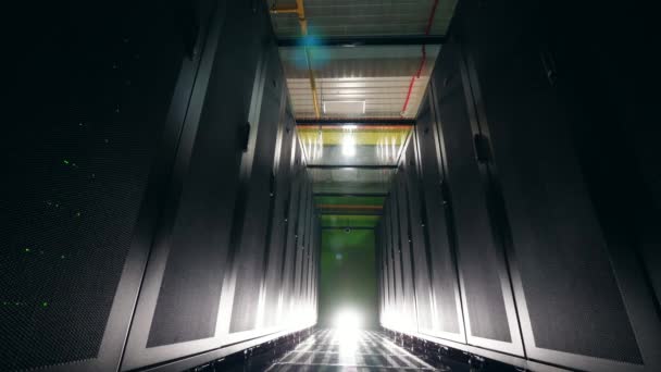 Corridor van de server eenheid met niemand binnen. Servers in datacenter. — Stockvideo