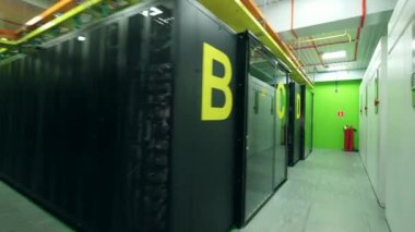 Sunucu blokları ve ofis alanları içeren tam ölçekli sunucu odası