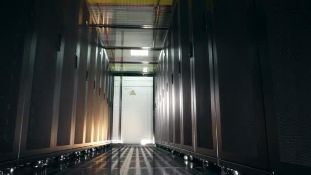 Corridoio vuoto scuro nell'unità server — Video Stock