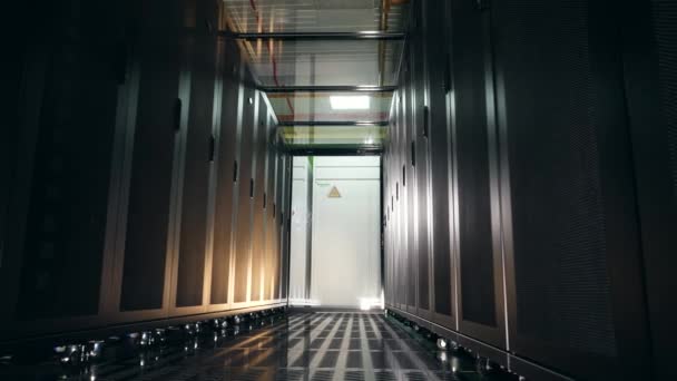 Server-eenheid met een traject en niemand binnen. Servers in datacenter. — Stockvideo