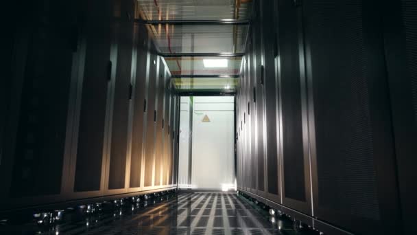 Unità server con un percorso e nessuno all'interno. Server nel data center . — Video Stock