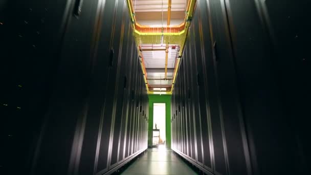 Zwarte server blokken met een pad daartussen. Datacenter, gegevensbeveiliging, data-ptotection, data-opslag, Data Storage, serverruimte, server rack, serverfarm. — Stockvideo