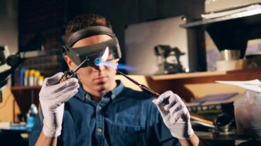 Profesyonel kuyumcu bir yüzük ile çalışırken alev kullanır.