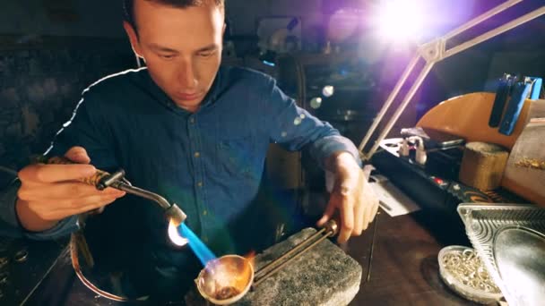 A műhelyben működő ékszermester megolvasztja a fémet. Jeweler, ötvös egy profi ékszer műhely. — Stock videók