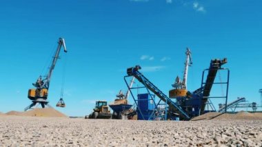 Endüstriyel yükleyiciler ile mineral çıkarma sitesi