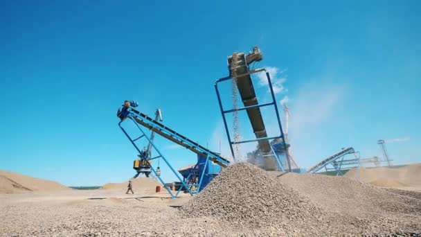 砂利を加工する機械を備えた採掘サイト — ストック動画