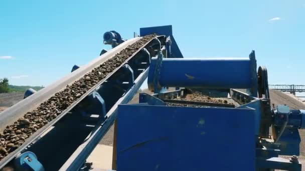 Industrial machine is quarrying gravel outdoors — Stock Video