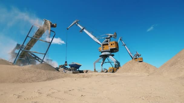 Estaleiro de mineração com máquinas de pedreira trabalhando nele — Vídeo de Stock