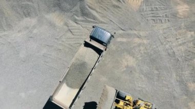 Taş ocağı şantiyede çakıl taşıyan araçların üst görünümü