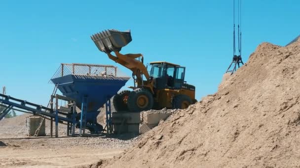 Excavatrice transporte du gravier à la cour des mines — Video