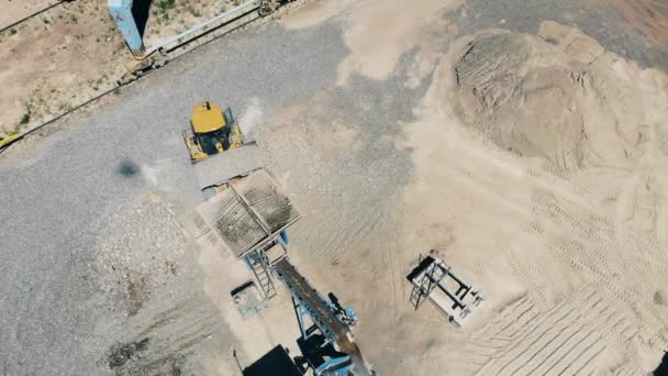 Vista desde arriba en la rectificadora de rocas — Vídeo de stock