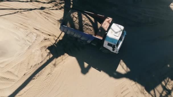 Вантажівка перевозить пісок на території кар'єру — стокове відео