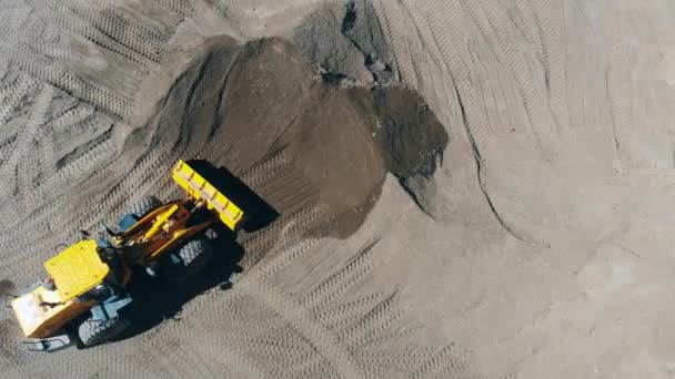 Экскаватор копает песок на шахте — стоковое видео