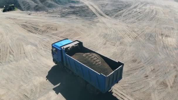 Steengroeve site met een vrachtwagen die minerale grondstoffen verplaatst — Stockvideo