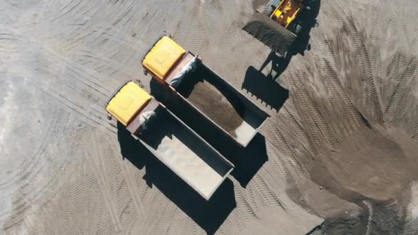Вид зверху на гравійний процес розвантаження, що проводиться з транспортними засобами — стокове відео