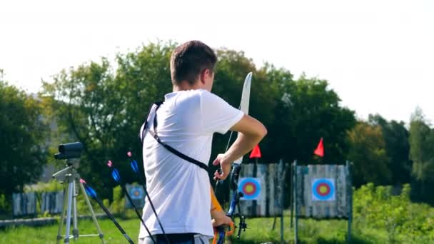 A man is preparing to shoot from the bow. Archery shooting. — Stock Video