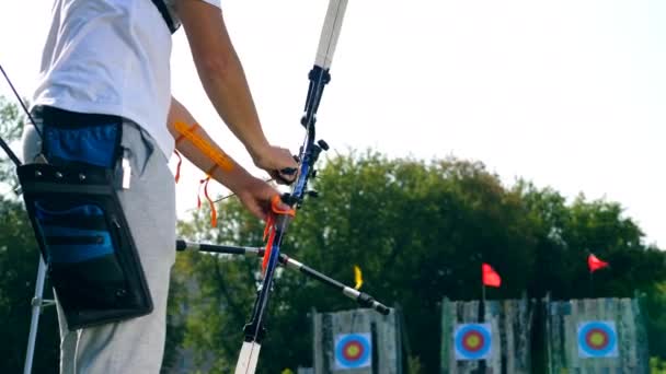 Un arquero está poniendo la flecha en el arco — Vídeos de Stock