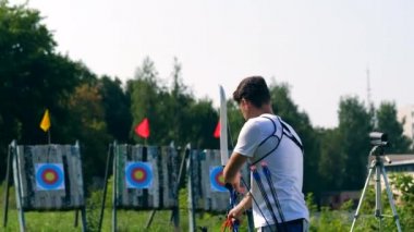 Yaydan nişan almak okçu tarafından yapılıyor