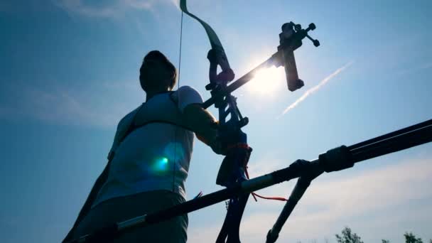 Мужчина лучник стоит на солнце — стоковое видео