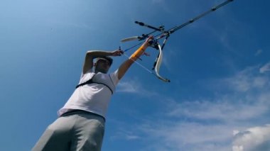 Archer bowstring çekerek ve ateş etmeye hazırlanıyor. Yay ve oklarla çekim.